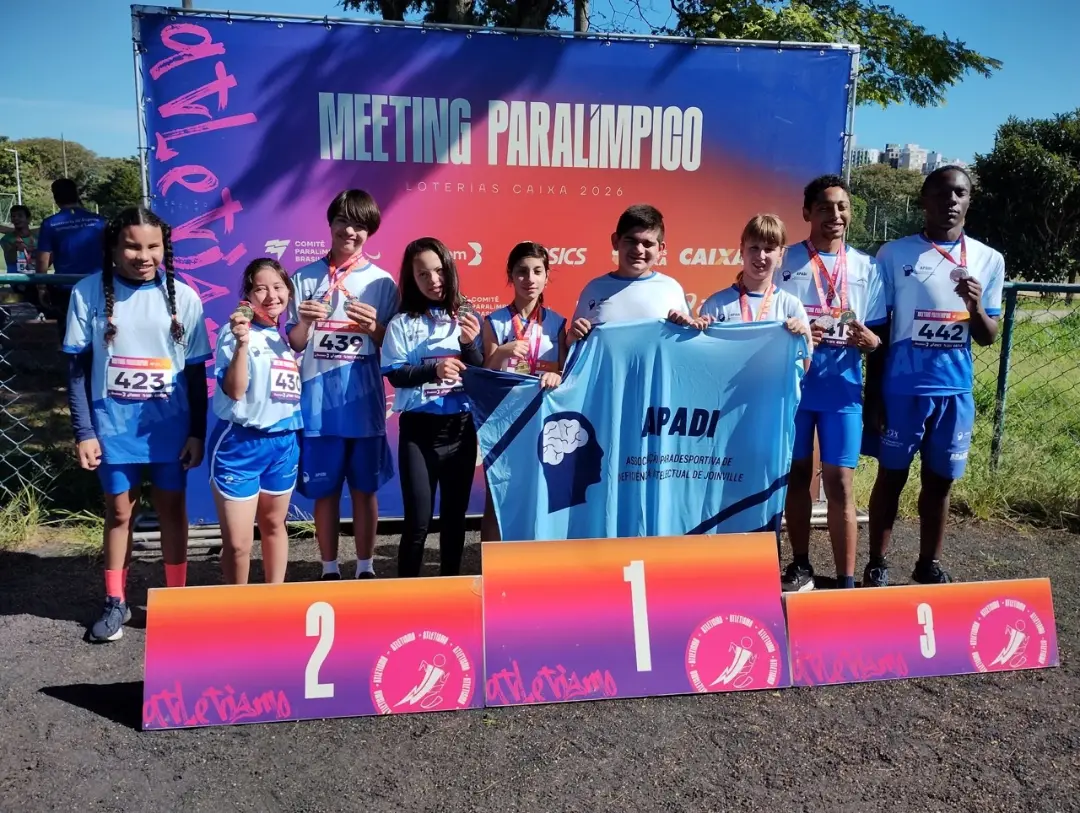 Atletas da APADI Joinville no pódio comemorando conquistas