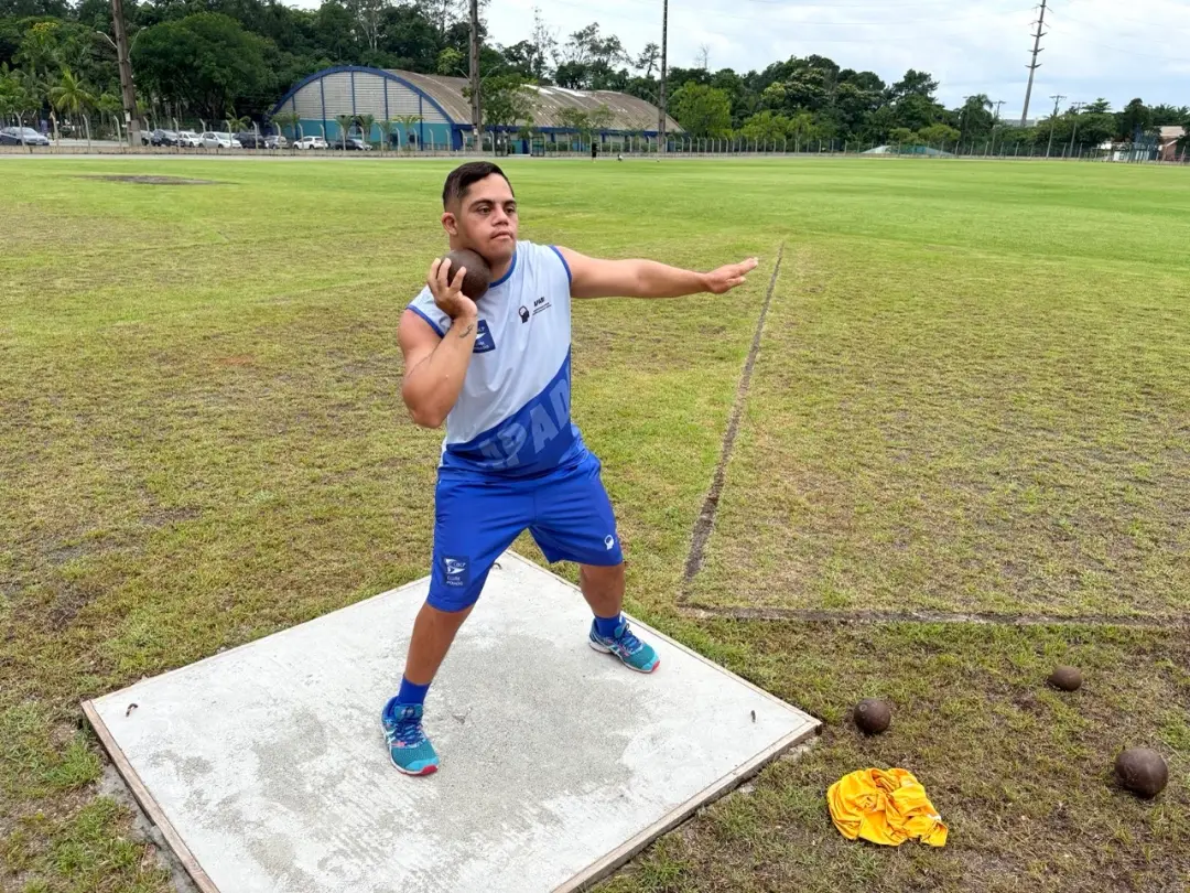 Atleta da APADI Joinville em treino de arremesso de peso