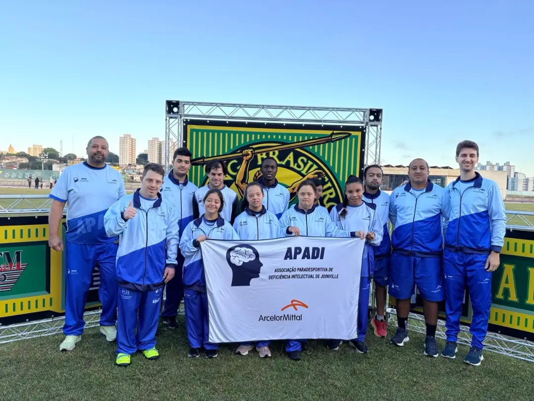 Equipe de atletismo paralímpico da APADI Joinville com seus apoiadores
