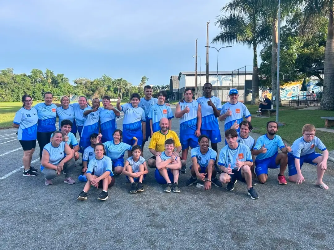 Equipe de atletas e voluntários da APADI Joinville reunida após atividade