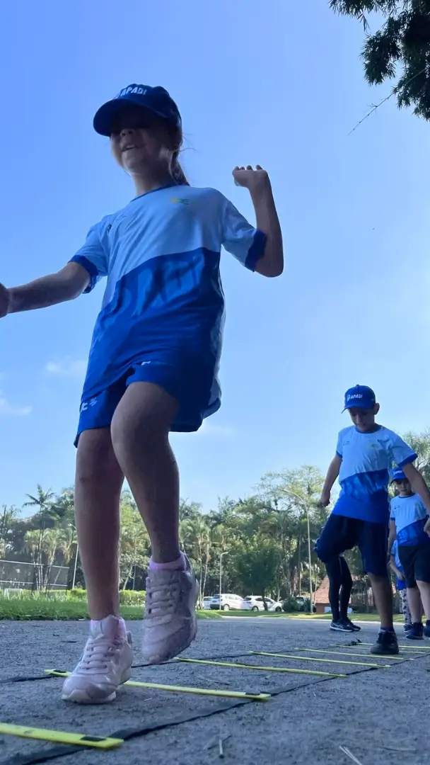 Menina em treino de agilidade na APADI Joinville