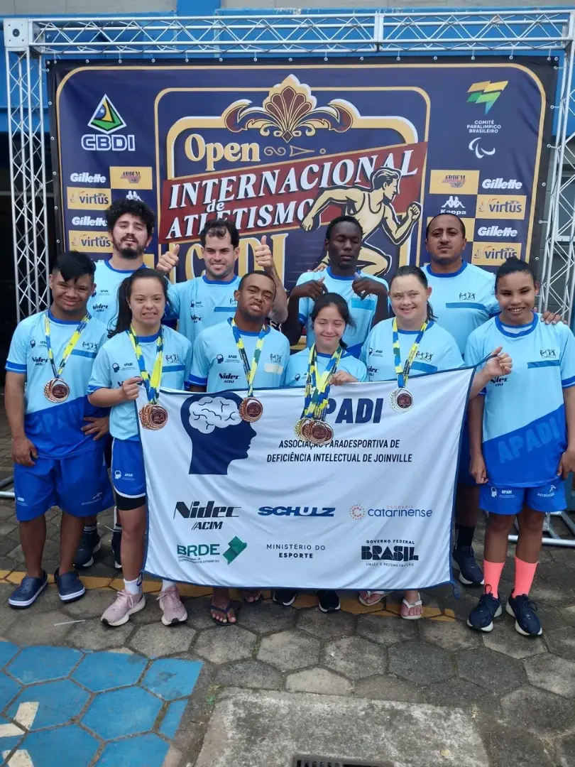 Atletas da APADI Joinville reunidos com as medalhas conquistadas
