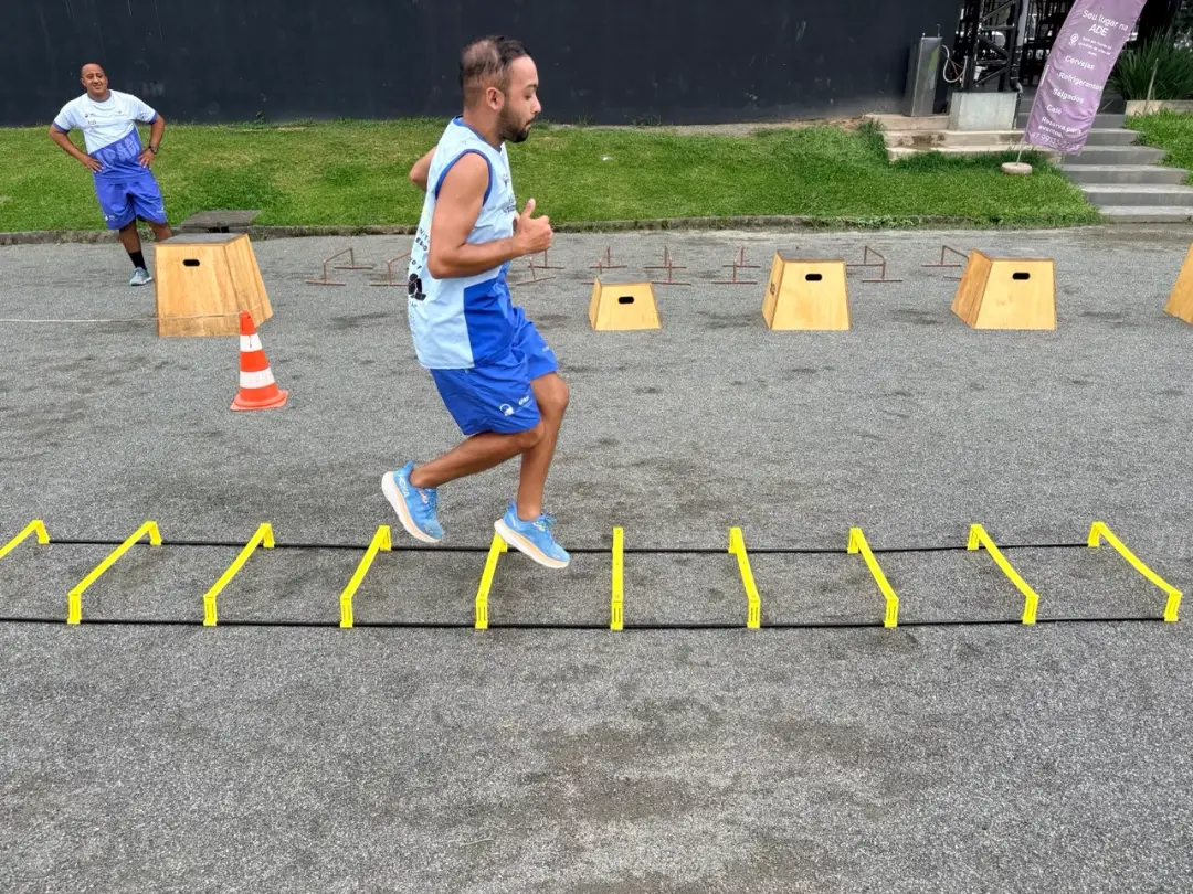 Atleta adulto da APADI Joinville em treino de agilidade
