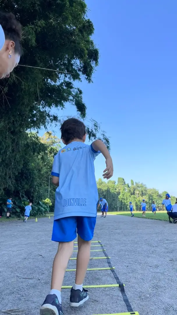 Criança treinando gratuitamente na APADI Joinville